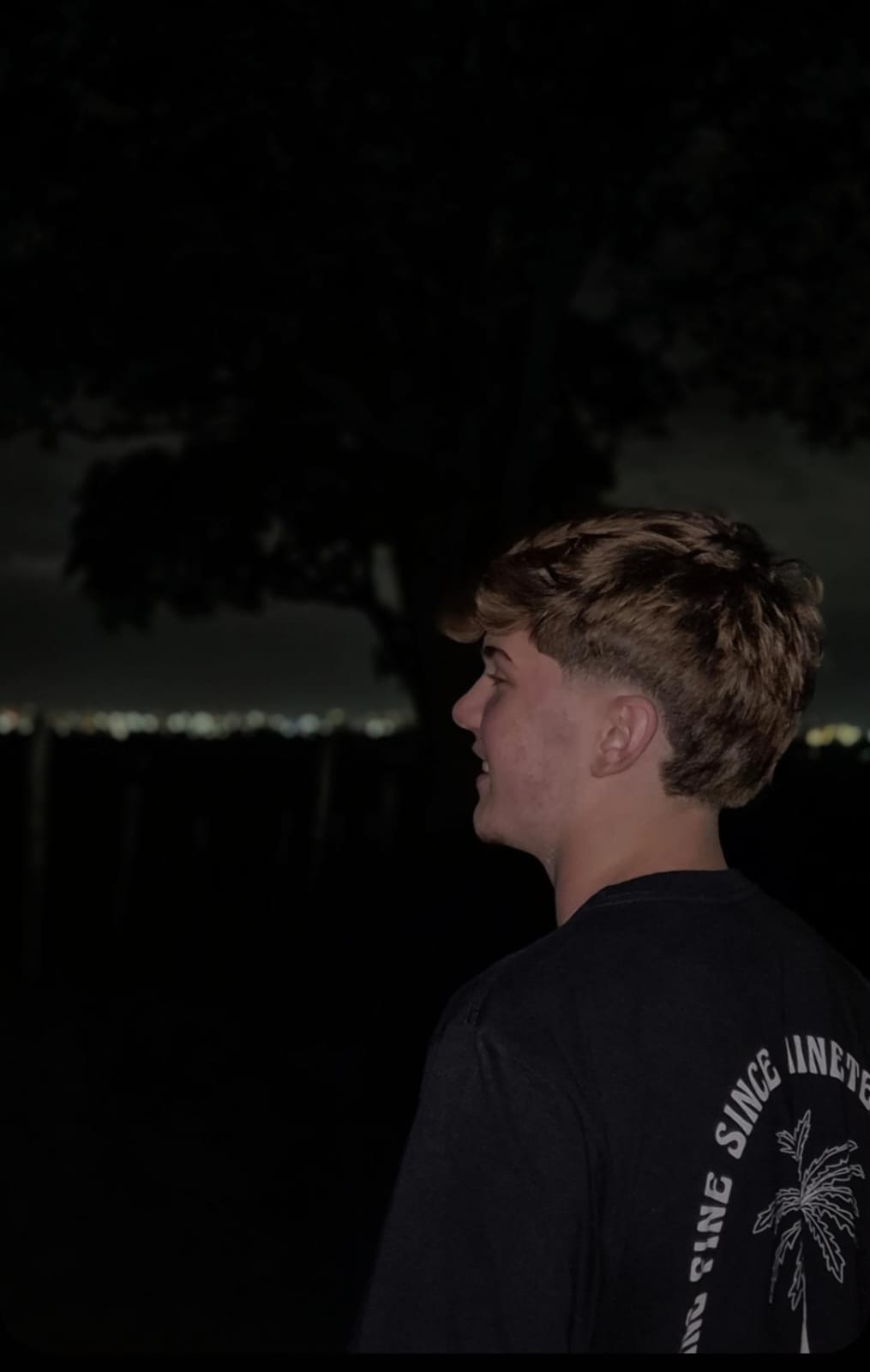 Imagem de Pedro sorrindo.